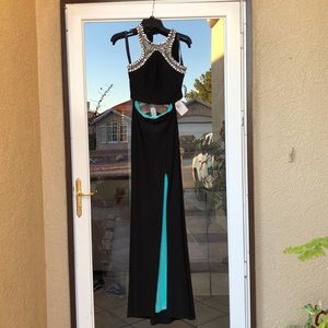 Black long elegant dress for prom,weddings,etc.